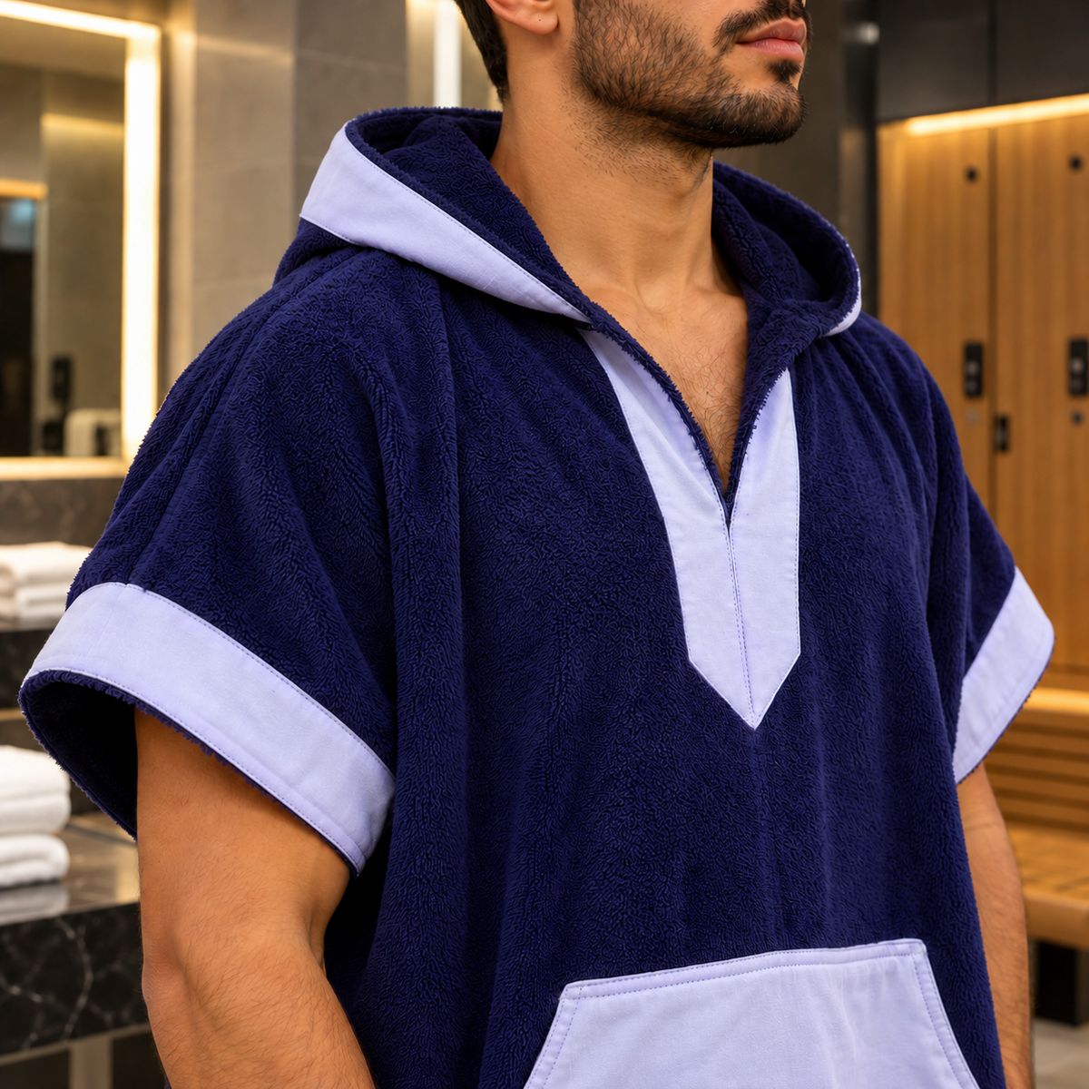 Bleu Atlas — détail de la capuche, de l'encolure et des finitions bleu clair
