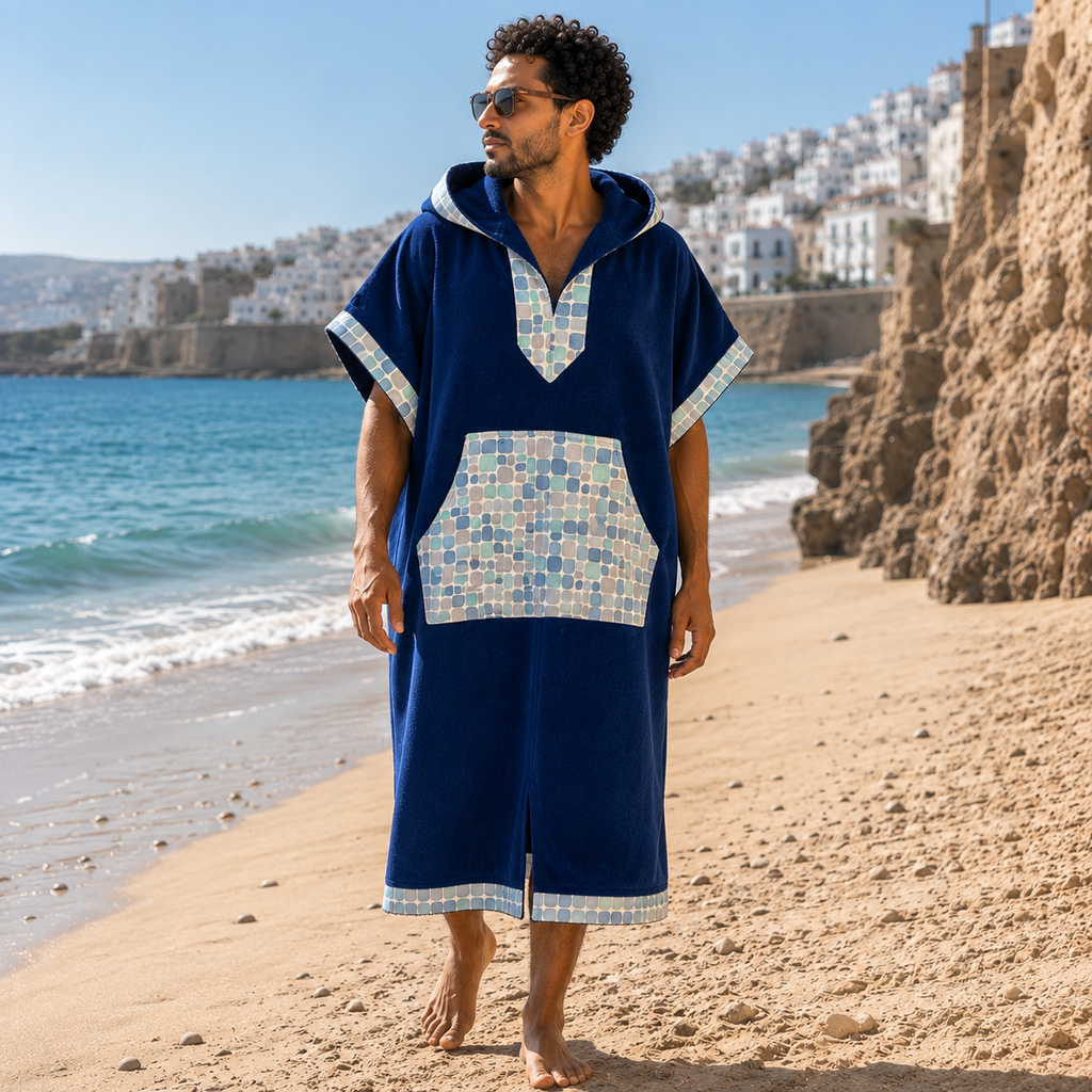 Cap Spartel — poncho homme bleu marine, plage près des rochers