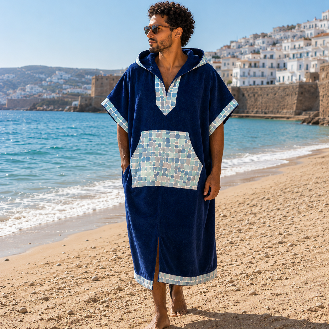 Cap Spartel — poncho homme bleu marine, plage avec vue sur la ville côtière