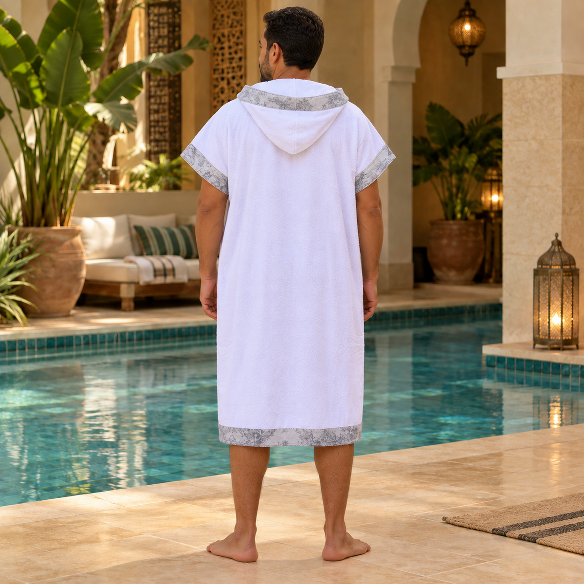Écume de Toile — poncho mixte blanc à finitions gris perle, vue dos près de la piscine