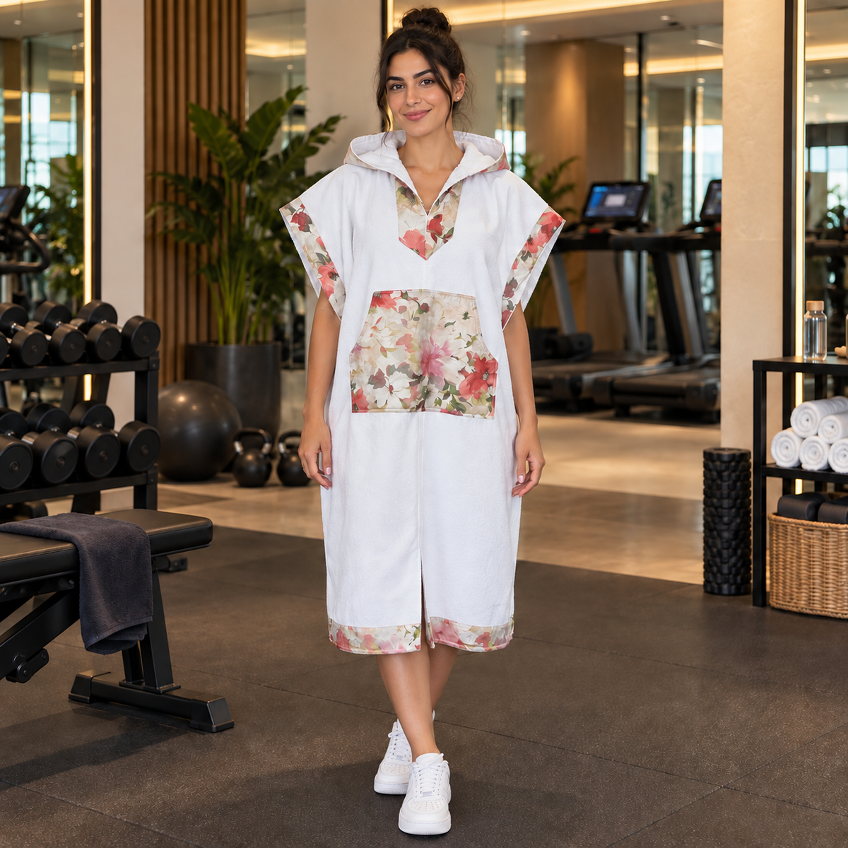 Floréa — poncho femme blanc à finitions florales multicolores, vue principale en salle de sport
