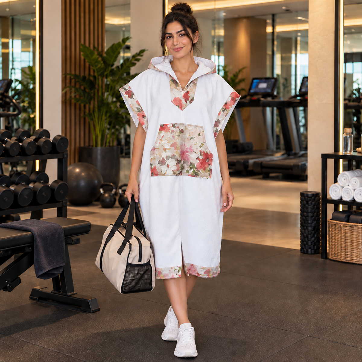 Floréa — poncho femme blanc à finitions florales multicolores, vue avec sac en salle de sport