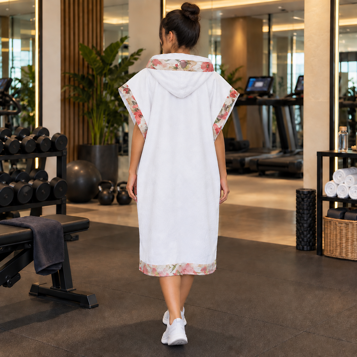 Floréa — poncho femme blanc à finitions florales multicolores, vue dos en salle de sport