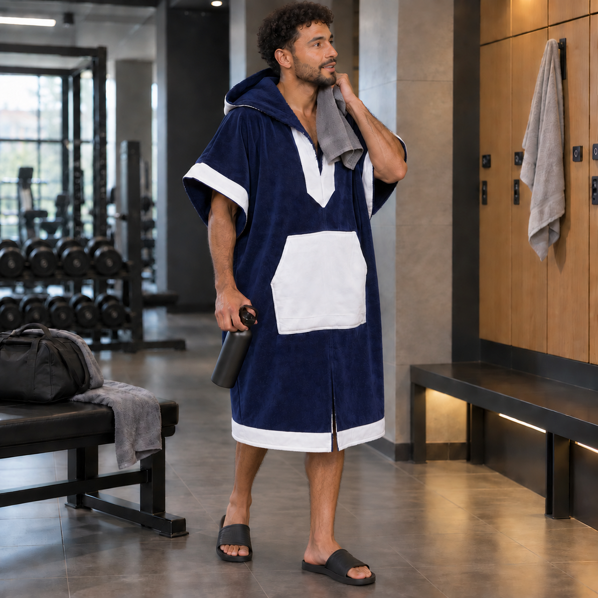 Horizon Marine — poncho homme bleu marine à finitions blanches, vue lifestyle en salle de sport