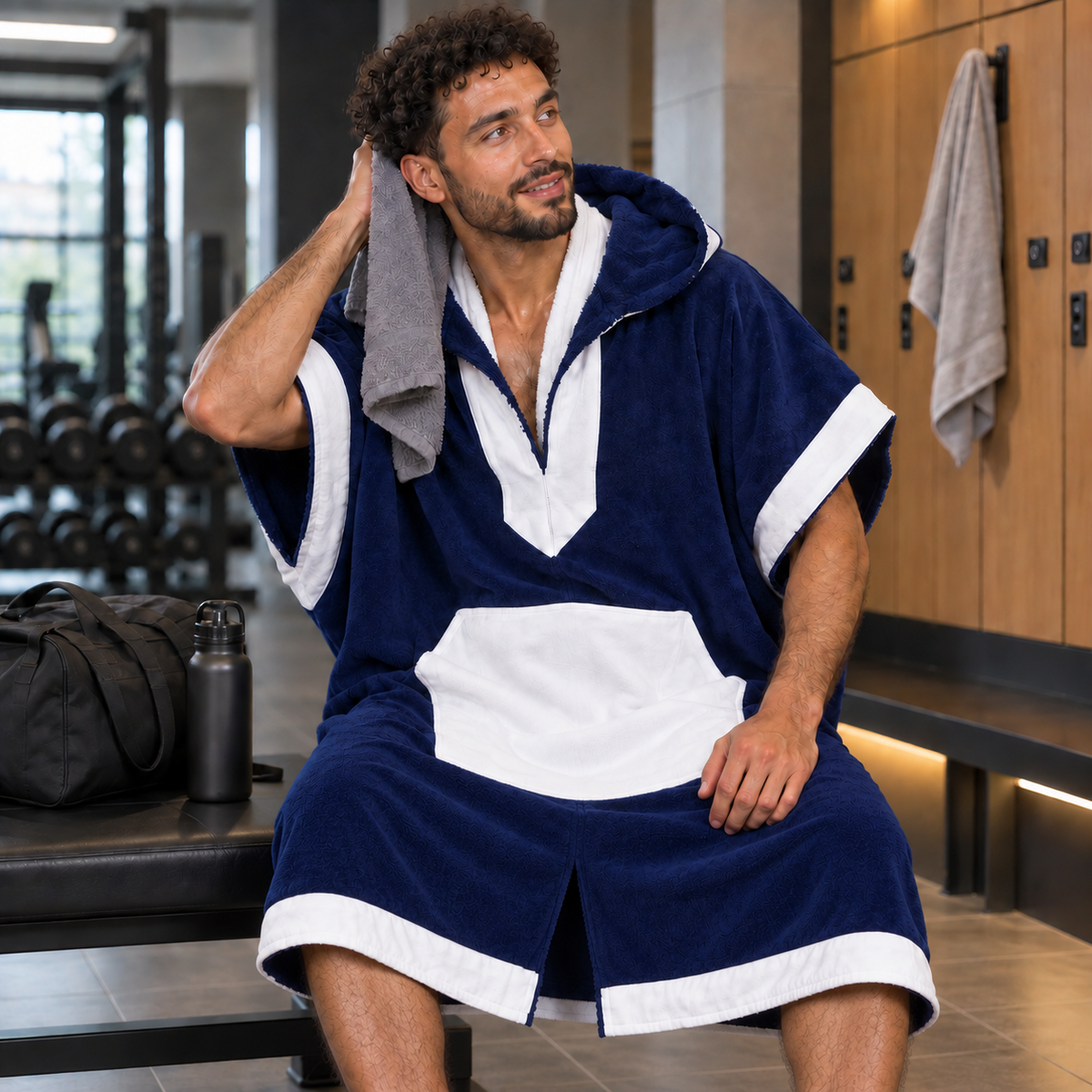 Horizon Marine — poncho homme bleu marine à finitions blanches, vue assise en salle de sport