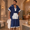 Mogador — poncho homme bleu marine à finitions gris perle, vue principale au hammam