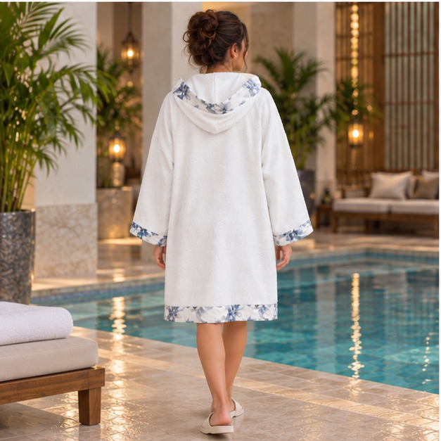 Nacre Bleue — poncho femme blanc à manches longues et finitions florales bleues, vue dos