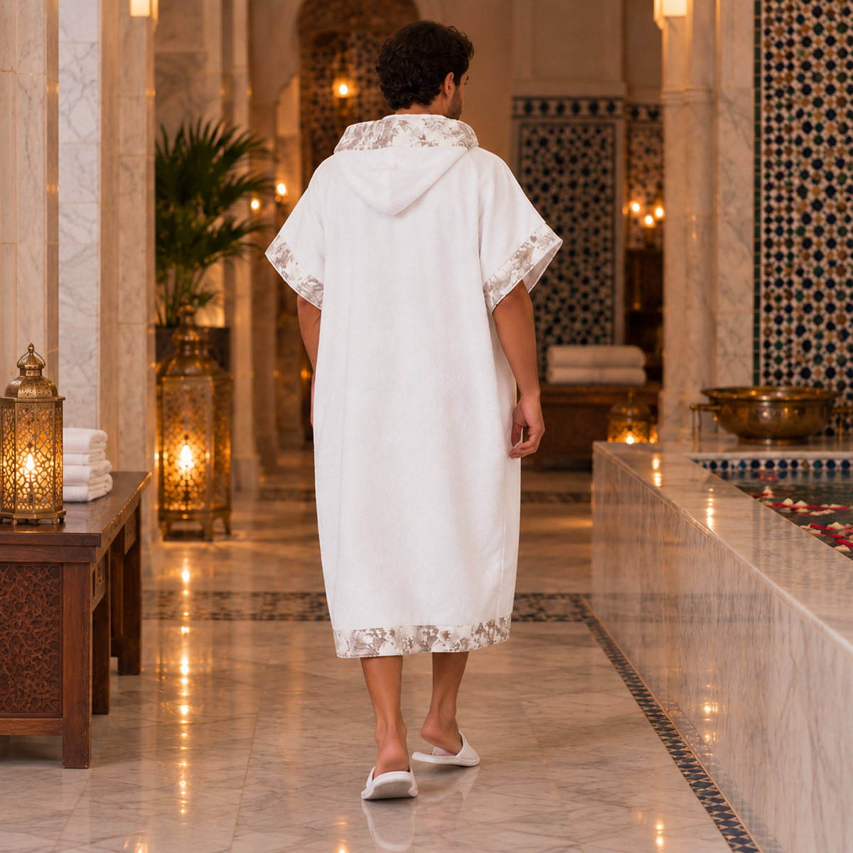 Toile Blanche — poncho homme blanc à finitions gris taupe, vue dos au hammam
