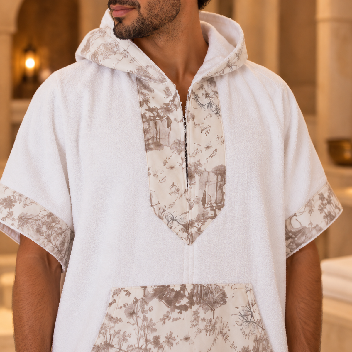 Toile Blanche — détail de la capuche et des finitions gris taupe